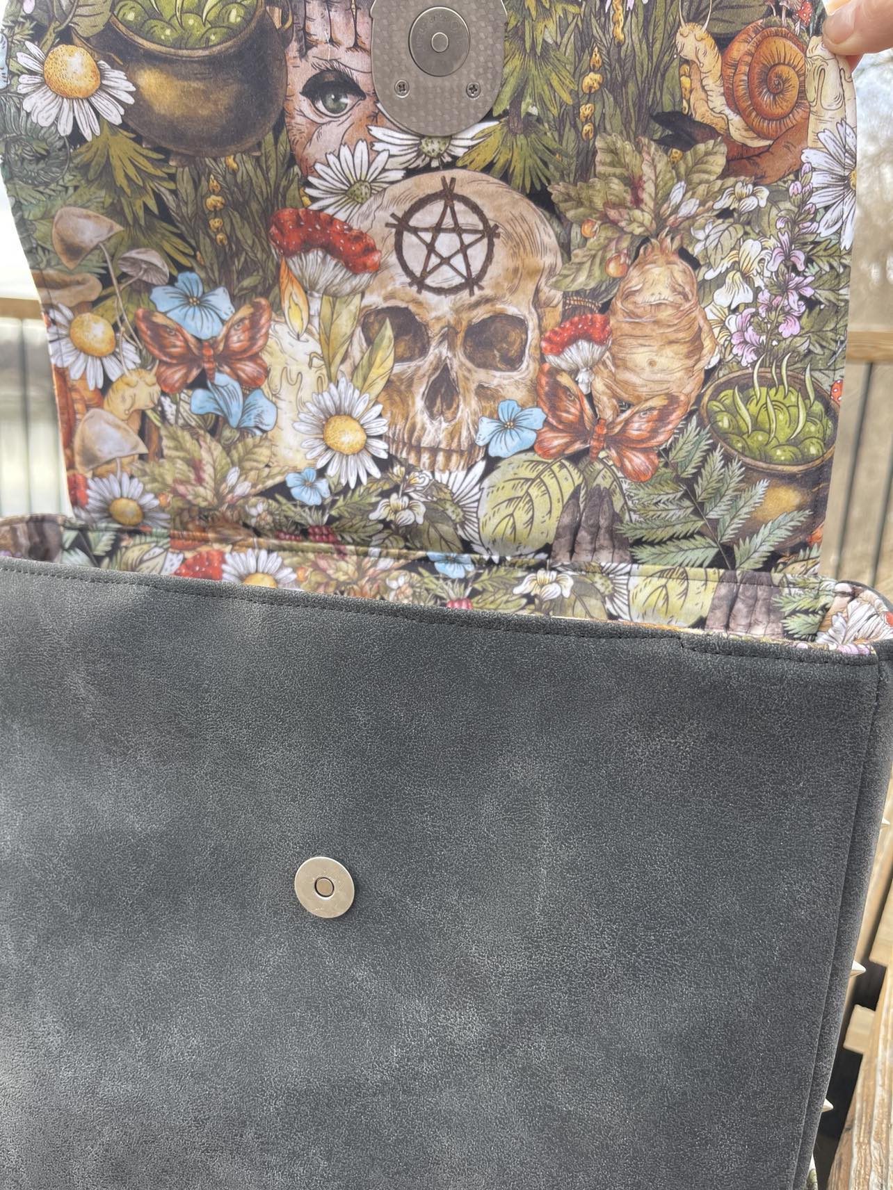 Gaia, Spikes and skulls Crossbody